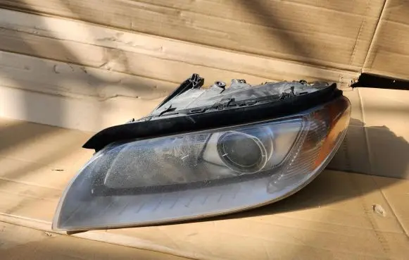 Volvo V70 Headlight/headlamp 31214347