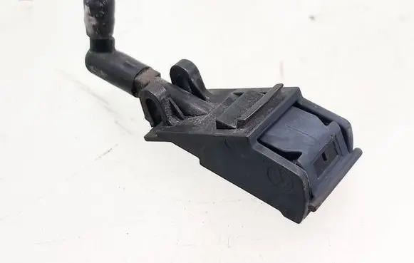 Windshield washer spray nozzle