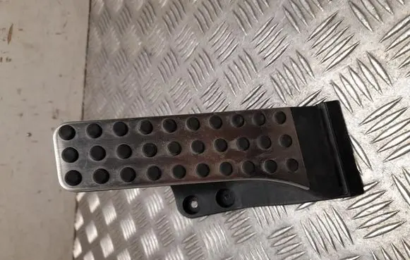 Accelerator throttle pedal