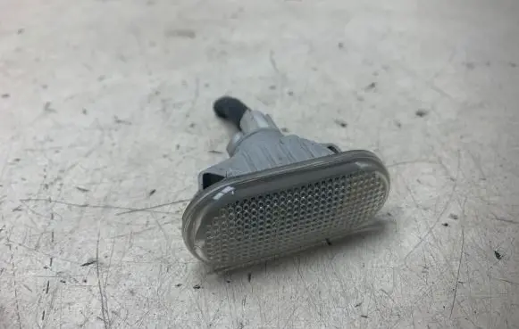 Front fender indicator light
