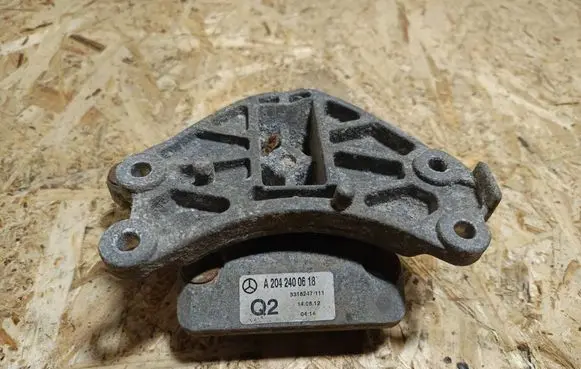 Mercedes-Benz CLS C218 X218 Gearbox mounting bracket A2042400618 3318247