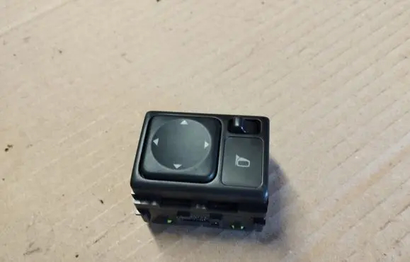 Wing mirror switch