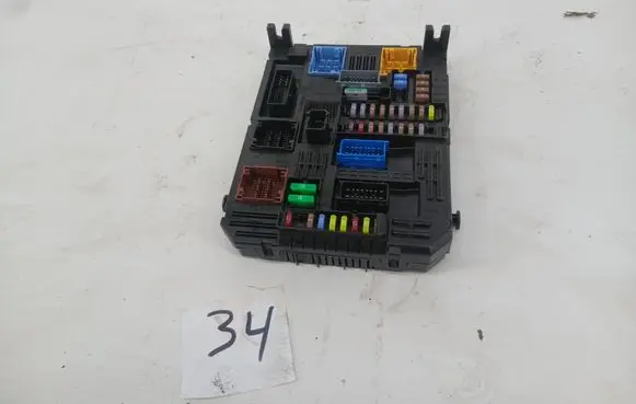 Peugeot 2008 II Fuse module 9832881080