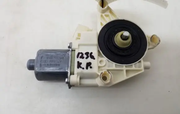 Mercedes-Benz GLK (X204) Front door window regulator motor A2048200142