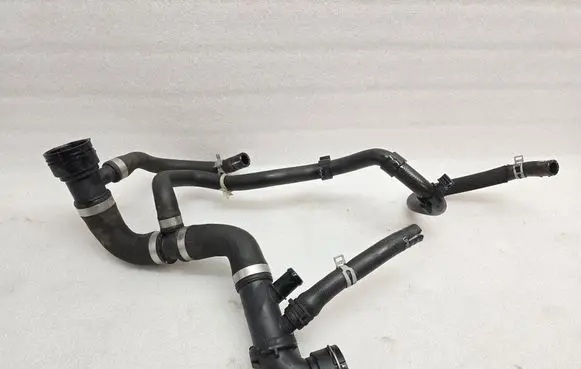 Engine coolant pipe/hose