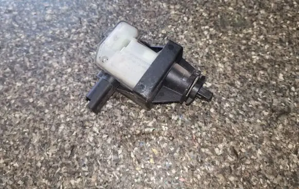 Fuel tank cap lock motor