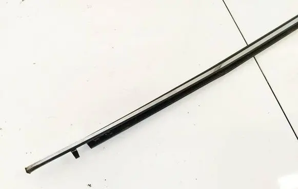 Toyota Avensis T270 Front door glass trim molding