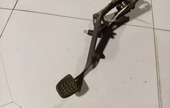 Toyota Avensis T250 Clutch pedal 