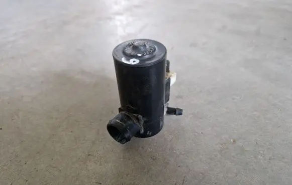 Mitsubishi Pajero Sport I Windscreen/windshield washer pump