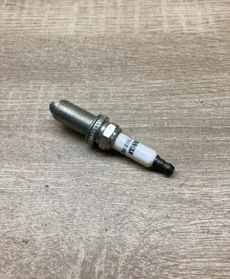 Renault Clio IV Spark plug 7700500192