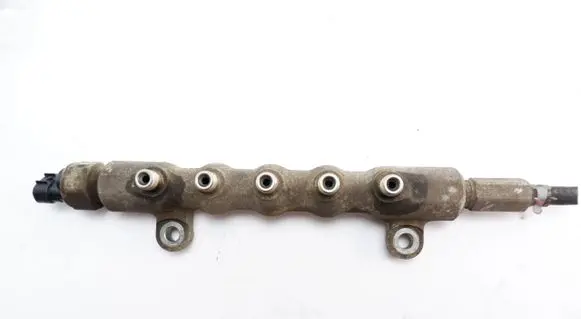Toyota Avensis T220 Fuel injector supply line/pipe 