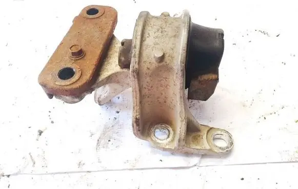 Honda CR-V Engine mount bracket