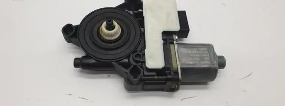Volkswagen Polo VI Rear door window regulator motor 0130822694