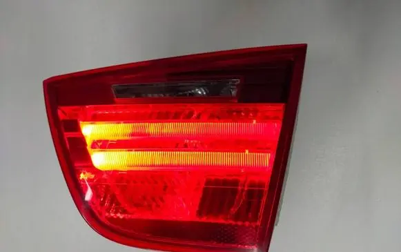 Tailgate rear/tail lights