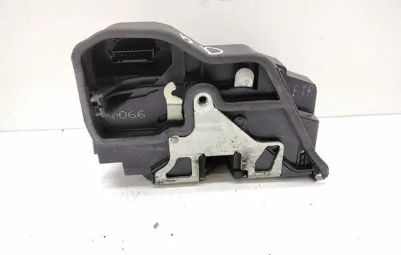BMW X3 E83 Front door lock 7167066