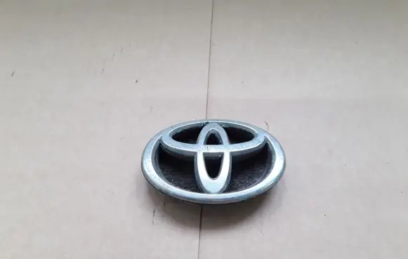 Toyota Corolla Verso E121 Manufacturer badge logo/emblem 7531113171