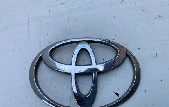 Toyota Avensis T220 Manufacturers badge/model letters 56624