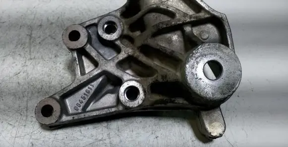 Peugeot 407 Engine mounting bracket 96451611