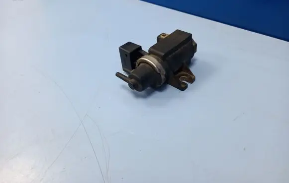 BMW 5 E39 Vacuum valve 72279600