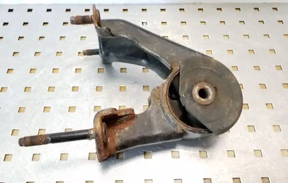 Toyota Avensis T250 Engine mount bracket