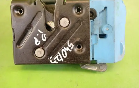 Volvo S60 Front door lock 8650546