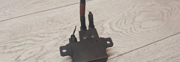 Mercedes-Benz E W210 Charging relay 0025423819