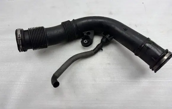Volvo XC90 Turbo air intake inlet pipe/hose 31657341