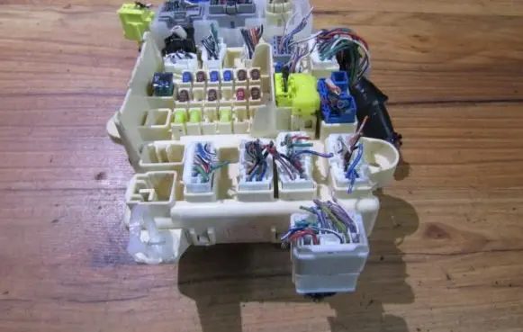 Lexus IS 200-300 Fuse box set 8266653040 82666-53040