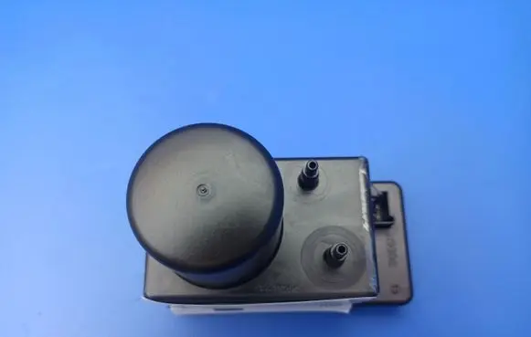 Mercedes-Benz E W211 Central locking vacuum pump 2038000048 0132006365