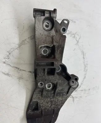 Nissan Juke I F15 Generator/alternator bracket 8200669495