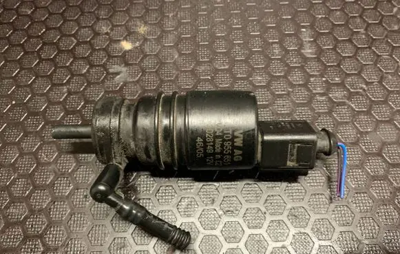 Volkswagen Touran I Windscreen/windshield washer pump 1T0955651 3028149 4605