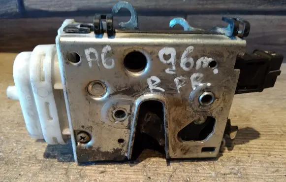 Audi A6 S6 C4 4A Front door lock