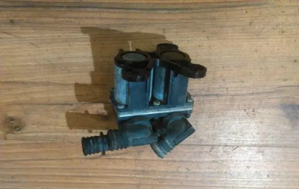 BMW 5 E34 Coolant heater control valve 1382299