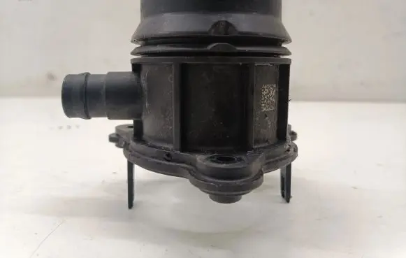 BMW 1 F40 Mass air flow meter 8650761