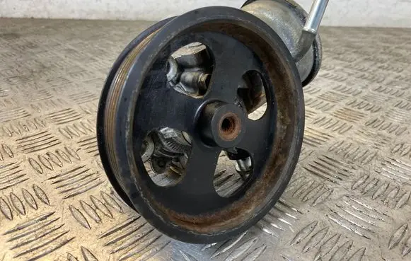 Toyota Corolla Verso E121 Power steering pump 