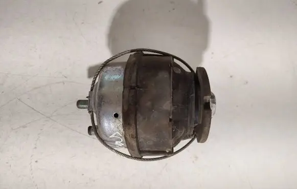 Volvo S80 Engine mount bracket 30666175
