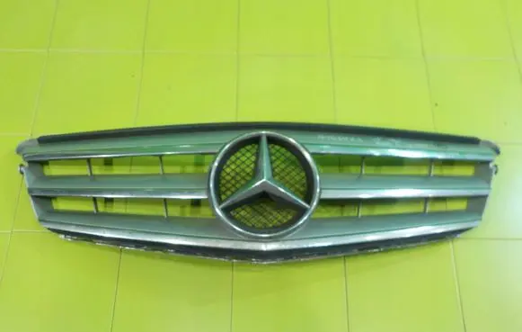 Mercedes-Benz C W204 Front bumper upper radiator grill A2048800023