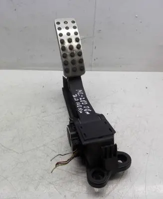 Mercedes-Benz ML W164 Accelerator throttle pedal A1643000104