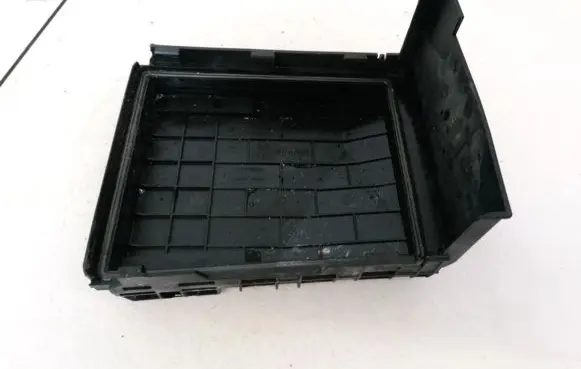 Volkswagen Touran I Battery box tray 1K0937132F