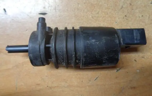 Opel Meriva B Windscreen/windshield washer pump 13250357