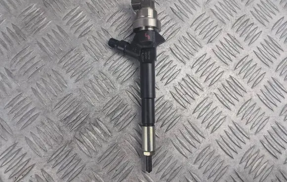 Opel Astra J Fuel injector 55567729 01R37895