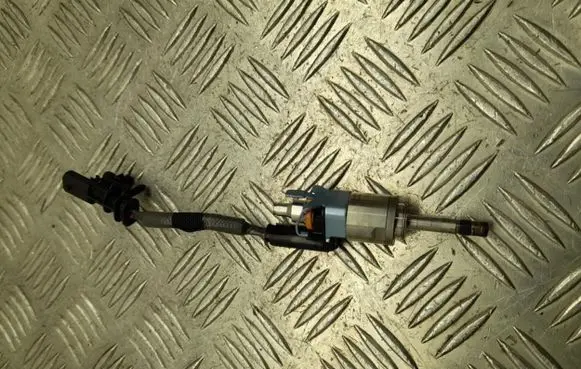 Volvo XC60 Fuel injector 32140073