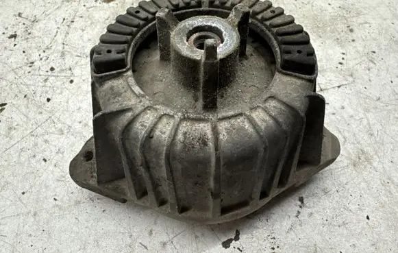 Mercedes-Benz C W204 Engine mount bracket