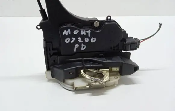 Mitsubishi Outlander Front door lock 07716