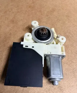 Volvo V50 Front door window regulator motor 30737675 992751108 230534032430