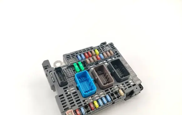 Peugeot 508 RXH Fuse module 9810296480