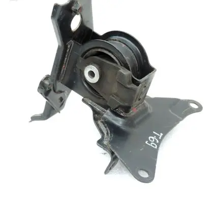 Toyota Yaris Engine mounting bracket