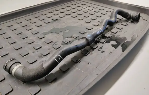 Volvo V60 Engine coolant pipe/hose 32339905