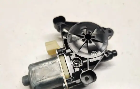 Audi Q3 F3 Front door window regulator motor 5Q0959802