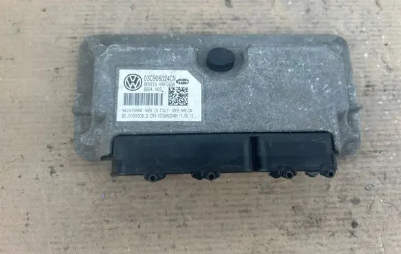Volkswagen Polo V 6R Engine control unit/module 03C906024CN 0105008 9EZ31VE5M